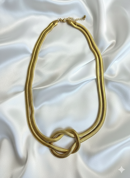 Lía Eternal Knot Necklace