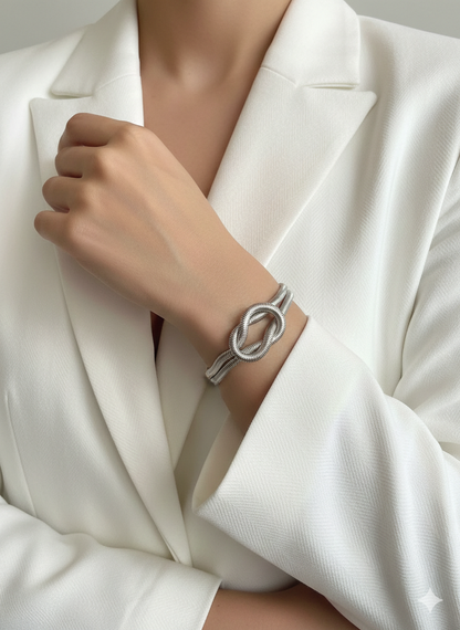 Lía Eternal Knot Bracelet