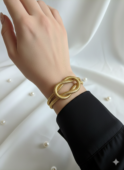Lía Eternal Knot Bracelet