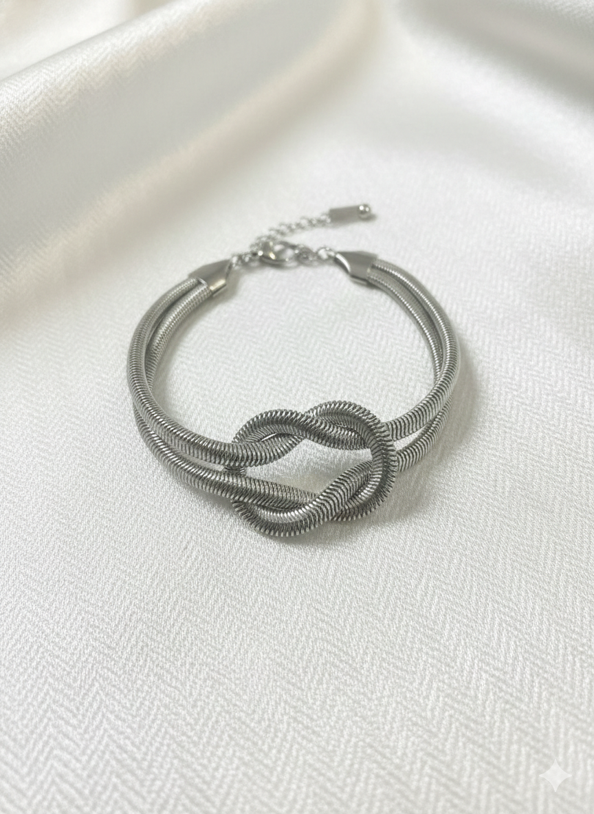 Lía Eternal Knot Bracelet