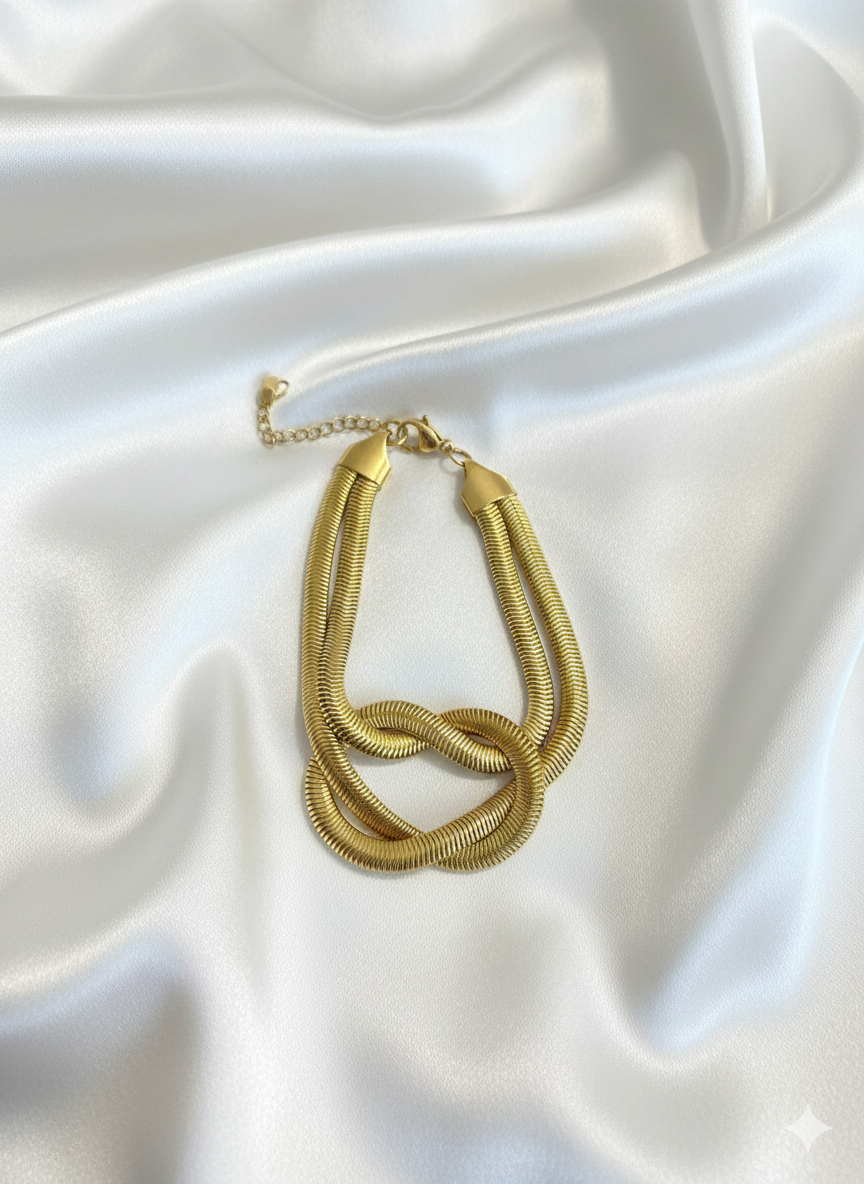 Lía Eternal Knot Bracelet