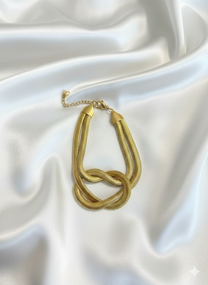 Lía Eternal Knot Bracelet