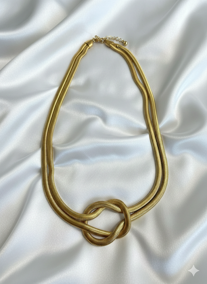 Lía Eternal Knot Necklace
