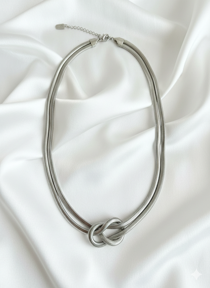 Lía Eternal Knot Necklace